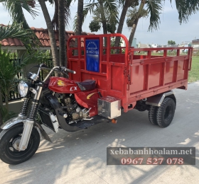 Xe ba gác màu đỏ