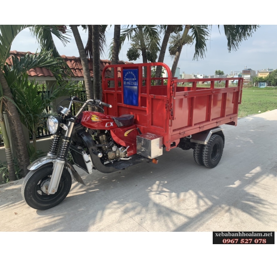 Xe ba gác màu đỏ