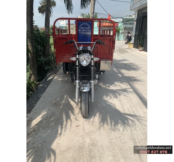 Xe ba gác màu đỏ